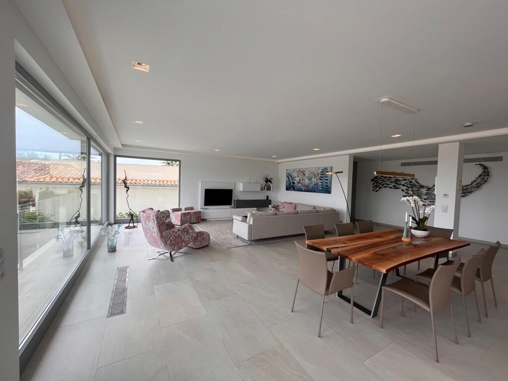 Stunning Villa 16