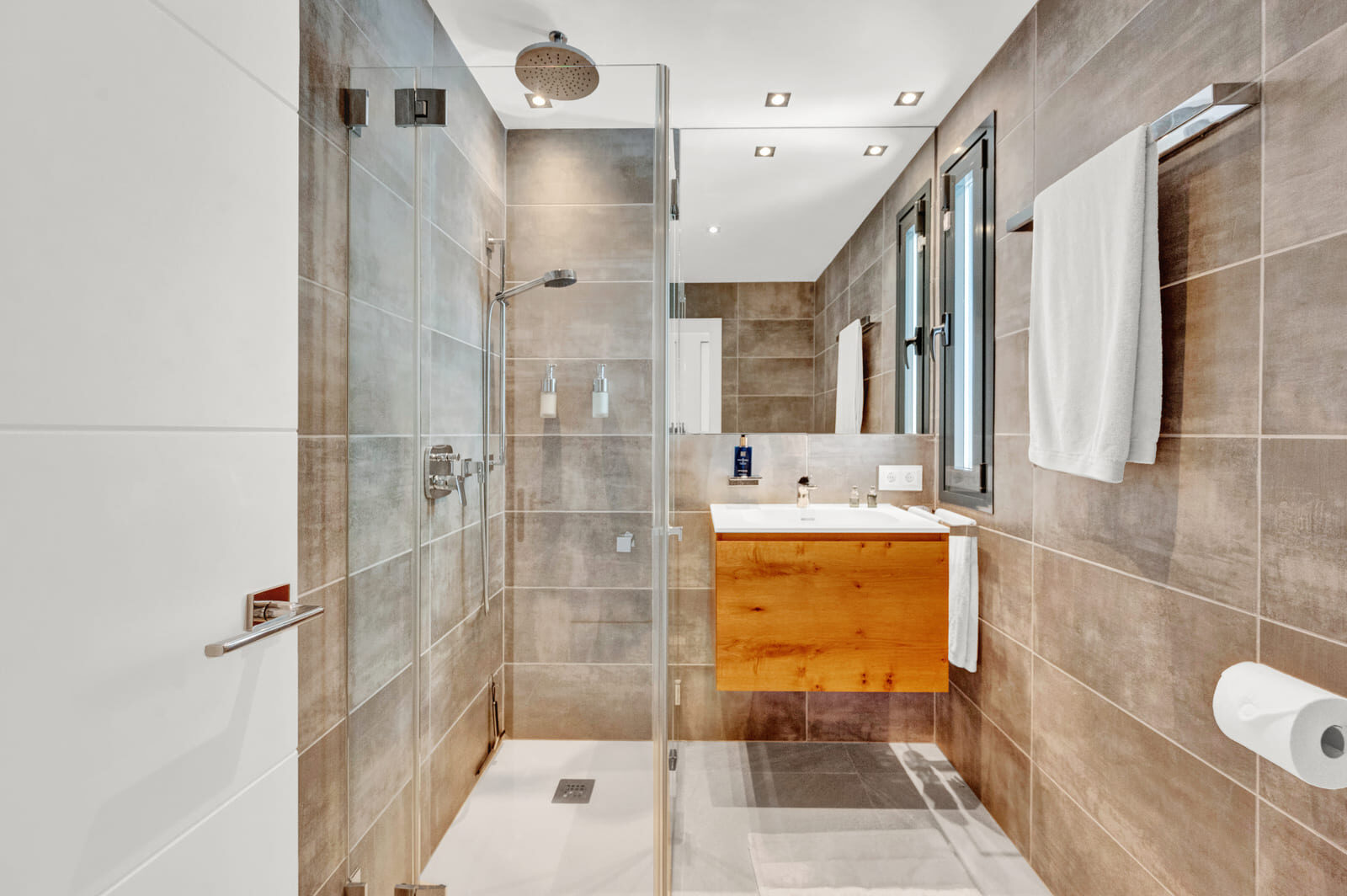 Privacy Chalet 6